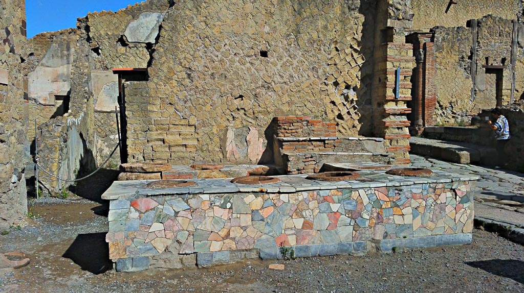 IV.15/16 Herculaneum. Photo taken between October 2014 and November 2019.
Looking west towards counter. Photo courtesy of Giuseppe Ciaramella.
